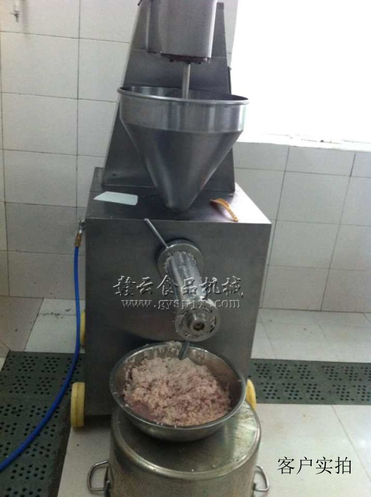 客戶訂購我司生產(chǎn)的二代魚糜精濾機(jī)加工場景