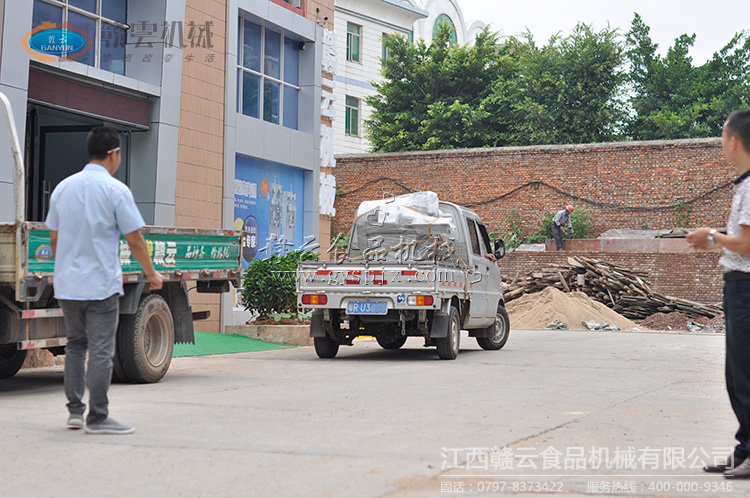 客戶自駕車將設(shè)備拉回去